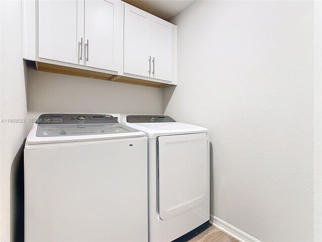 Building Photo - 1060 Cascade Dr