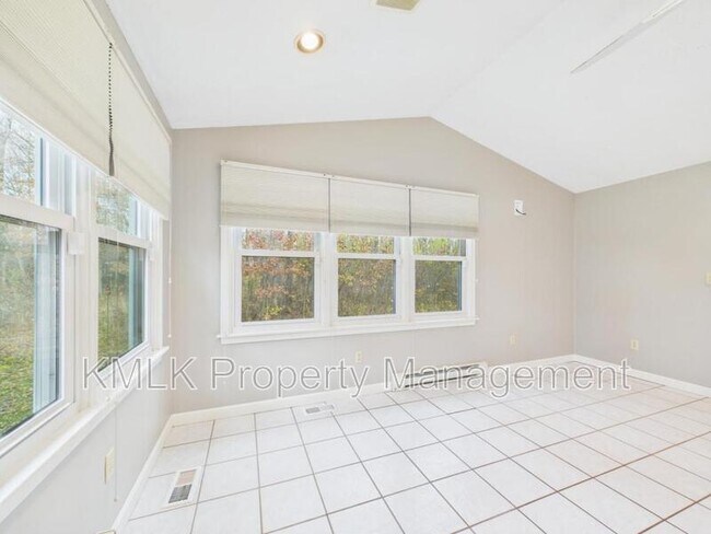 Building Photo - 874 Pleasant St