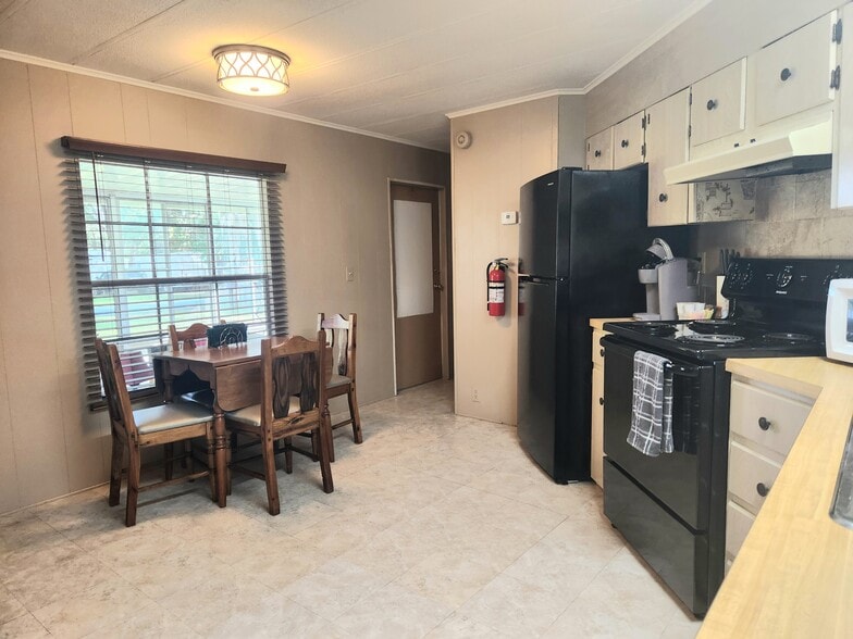 Eat-in Kitchen - 7900 E Northlake Dr