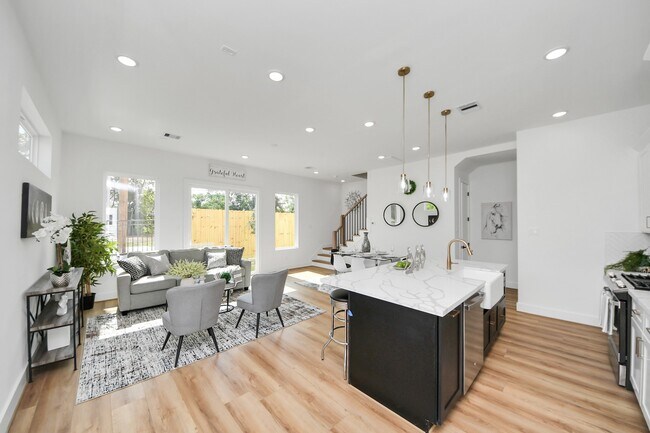 Building Photo - 2430 Harrington St