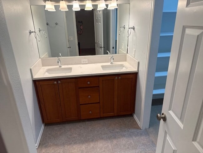 Building Photo - Quiet Neighborhood 4 bed + Office 2.5 Bath