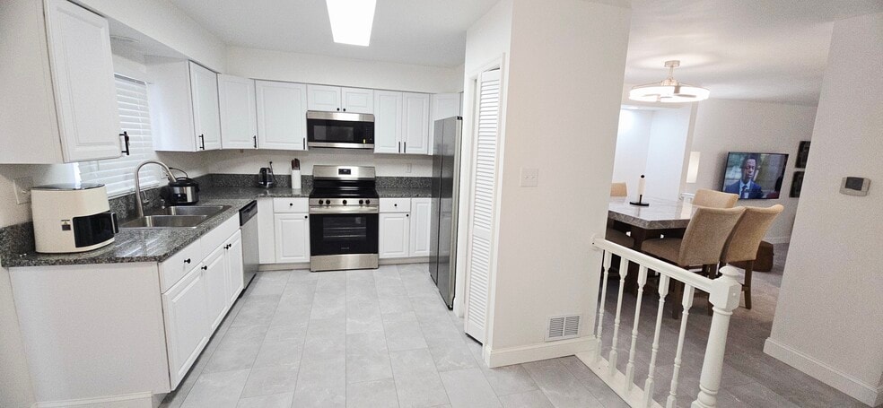 Building Photo - 8 Highlands Ct