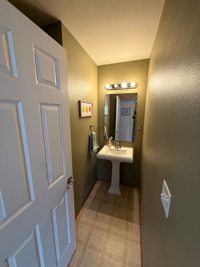 Building Photo - 4 bdrm/2.5 bath home in Barkley Area