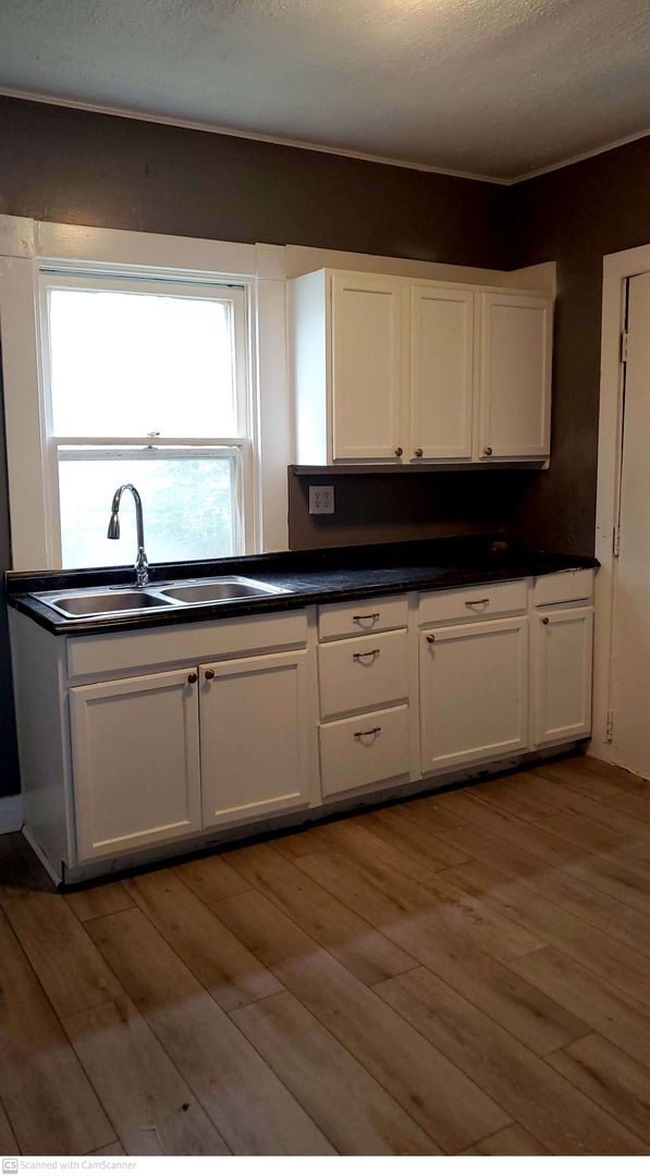 Building Photo - HALF OFF 2nd month rent! Beautiful 3 bed 1...