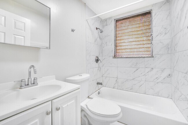 Building Photo - 1554 SW 5th St