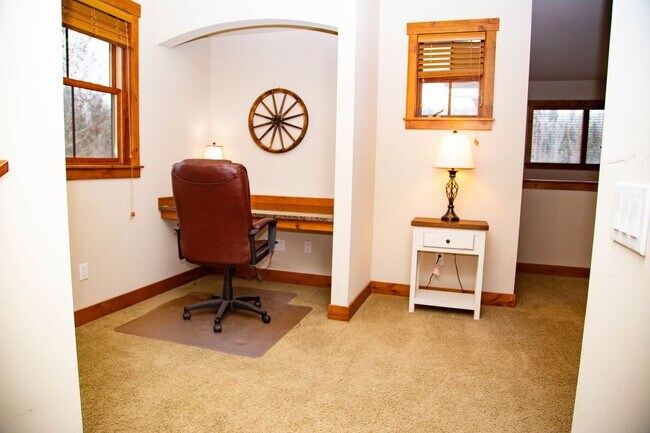 Building Photo - Wonderful Furnished 3 Bedroom & 2 Bathroom...