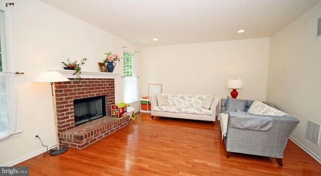 Building Photo - 43 Lockwood Dr