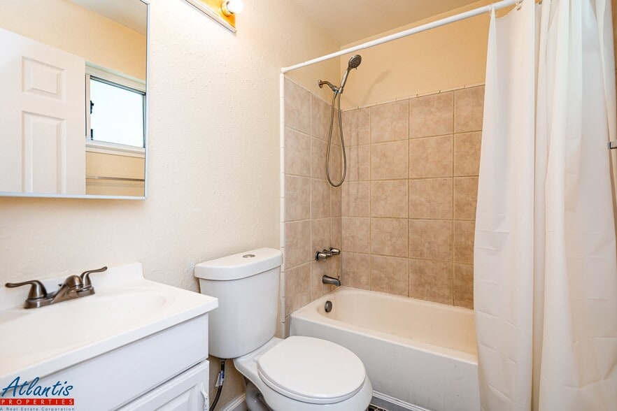 Building Photo - 439 S 4th St