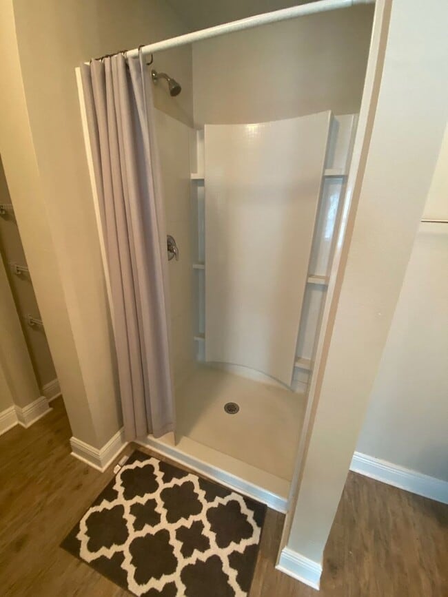 Building Photo - Spacious Modern Townhome; Conveniently Located! *Garbage, Pest Control & Lawncare Included!* *SPE...