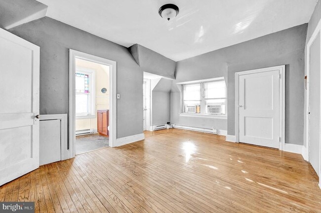 Building Photo - 1020 W Main St