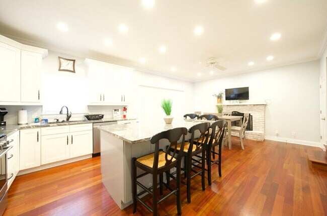 Building Photo - 804 W State St