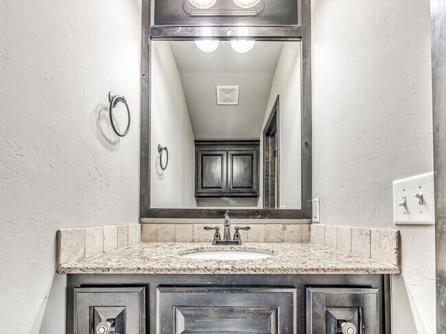 Building Photo - 13609 Gentry Dr