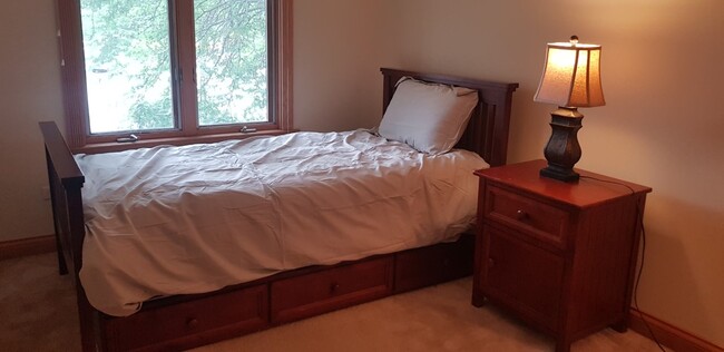 Twin trundle bed - 1827 Wilmette Ave