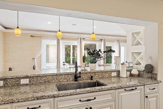 Building Photo - 542 N Cypress Dr