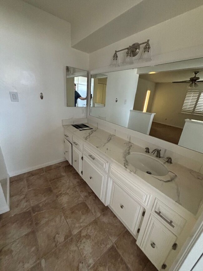 Building Photo - Very Clean Condo in Kern City!  2 Bedrooms...