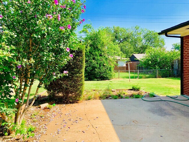 Building Photo - Awesome 3BD 2BA Home with HUGE Primary Bedroom in Lakewood Addition!!