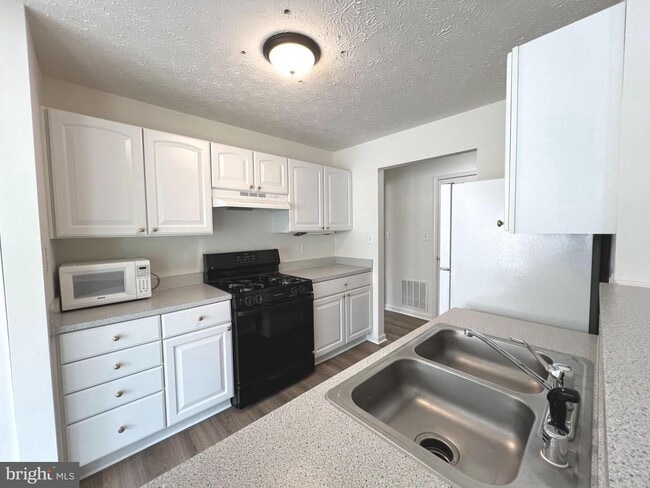 Building Photo - Gorgeous light filled 2 bedroom 2 bath con...