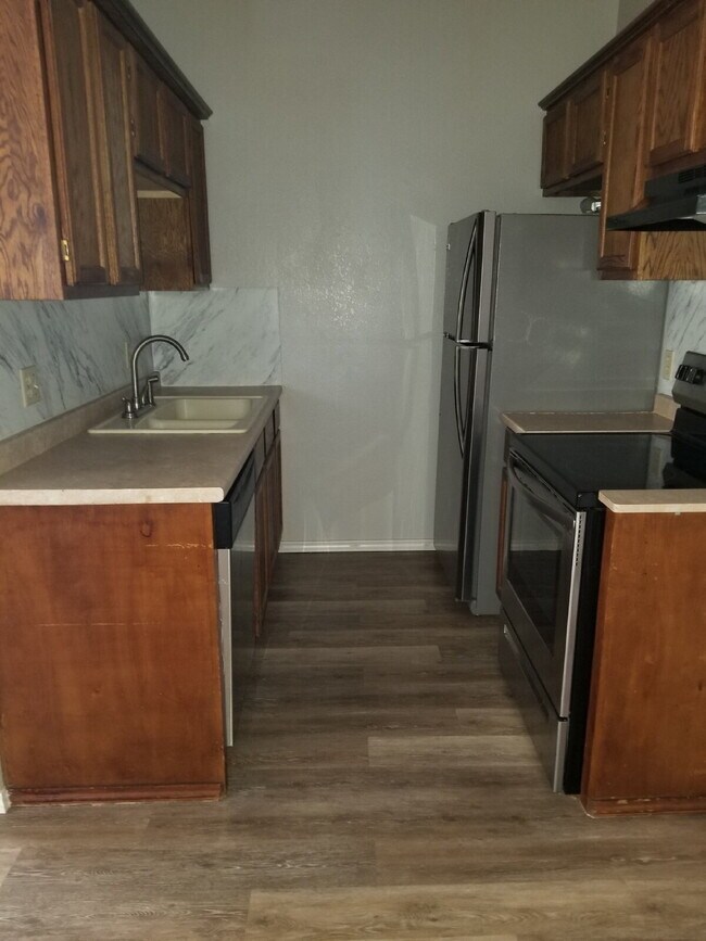 Building Photo - 2 bedroom 2 bathroom Duplex
