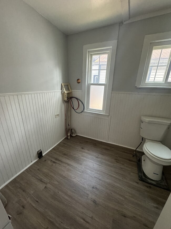 Building Photo - 9 Straub St