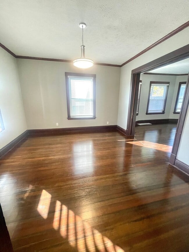 Building Photo - Large historic 6 bedroom 3 bathroom in Blackstone!