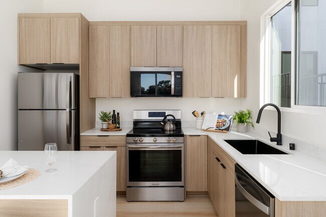 Building Photo - Top Floor, Laundry, Luxurious and Newly Built