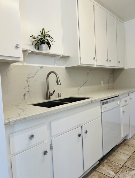 Building Photo - 100 S Doheny Dr