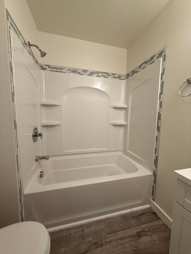 Building Photo - Updated 1BR Apt available now!