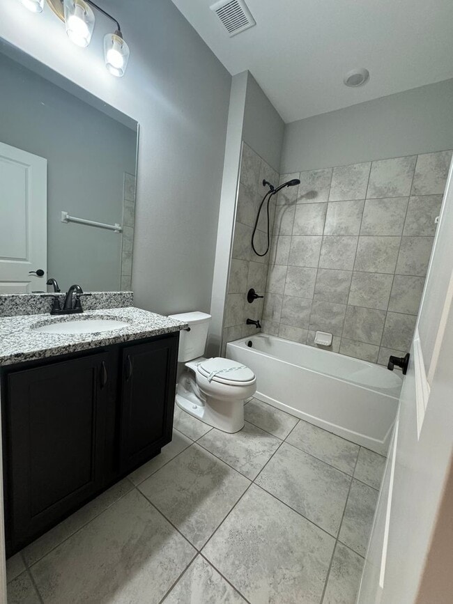 Building Photo - 3 Bed + Den with 2 Baths & 2 Car Garage