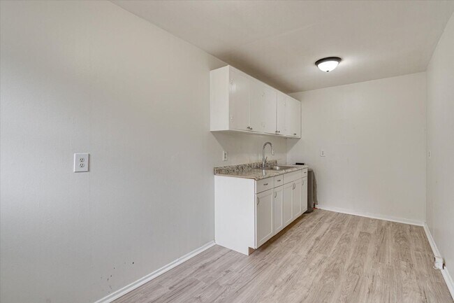 Building Photo - 1615 Heather St