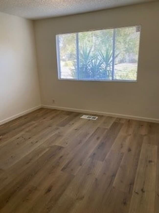 Building Photo - 800 Dogwood Cir