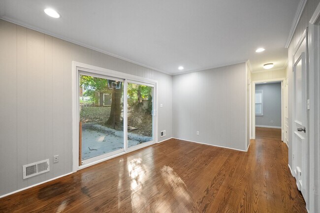 Building Photo - 3405 Hillvale Rd