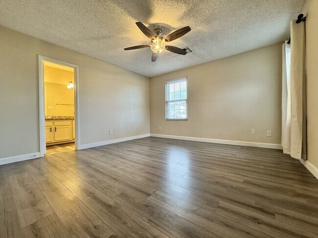 Building Photo - Great 3 bedroom 2 bath culdesac lot with f...