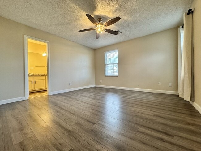 Building Photo - Great 3 bedroom 2 bath culdesac lot with fireplace