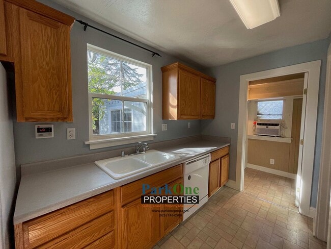 Building Photo - Ward St LO