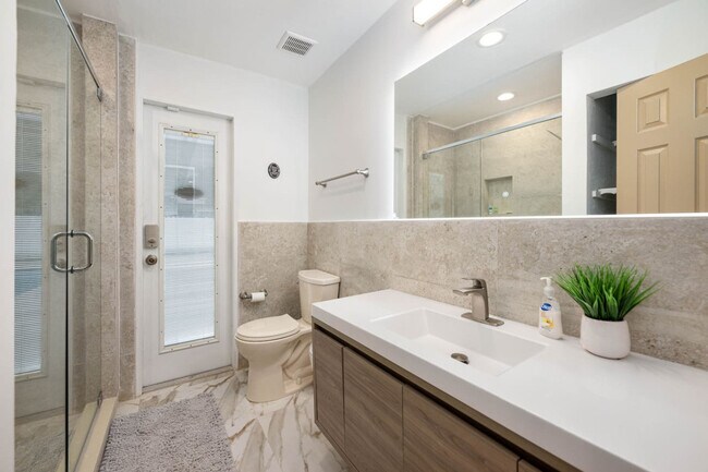 Building Photo - 8444 Sheraton Dr