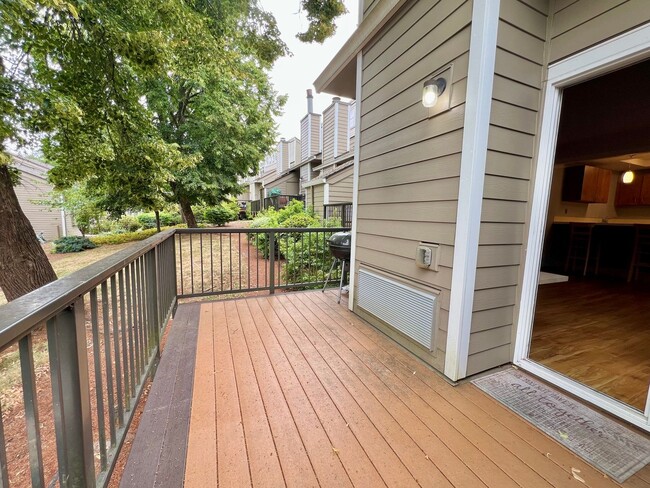Building Photo - Beautiful 2 Bed, 2 Bath Townhome with Community Pool, Gym & Clubhouse!