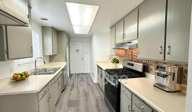 Building Photo - 4637 Central Ave