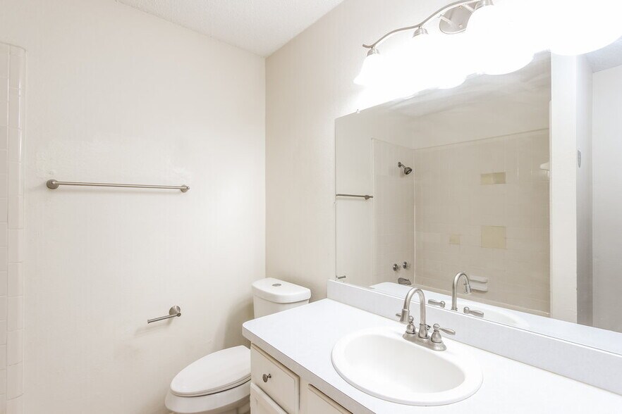Building Photo - 2946 Lawndale Dr