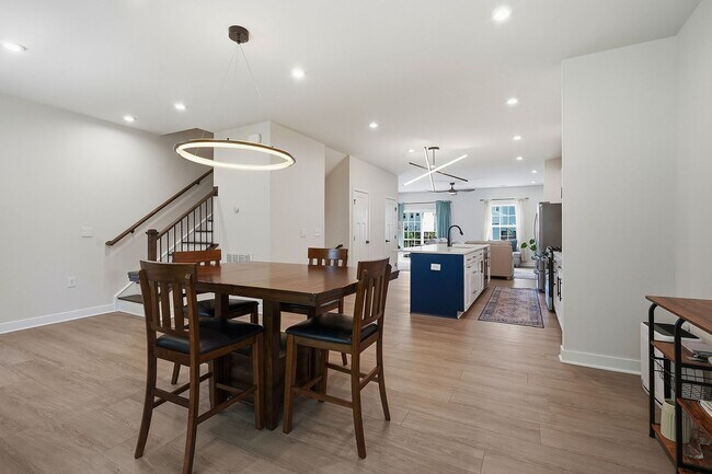 Building Photo - BEAUTIFUL TOWNHOME IN A GREAT AMENTIES!
