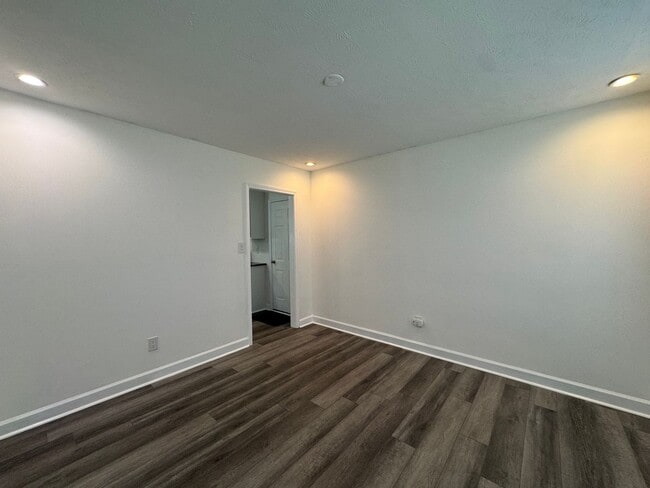 Building Photo - Conveniently Located 3 Bed 2.5 Bath Home i...