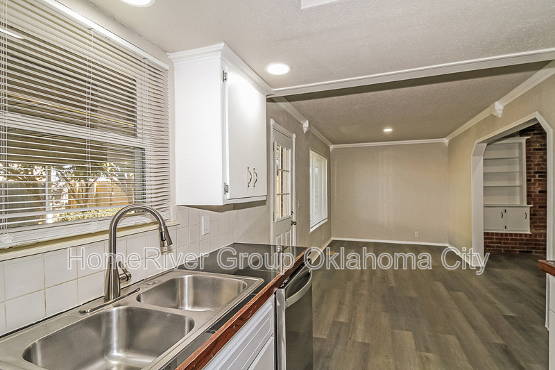Building Photo - 1720 Ridgeway Dr