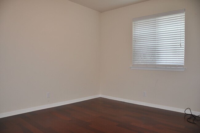 Building Photo - 3 Bedroom 2 Bath with Study in Kyle