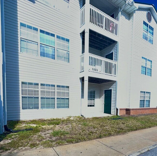Building Photo - Spacious Ground Floor 3B/2B Unfurnished Condo Near the Beach in the Heart of Destin!