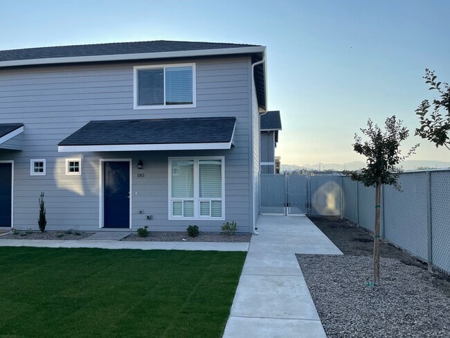 Building Photo - End Townhouse Unit in South Medford/Phoenix Area