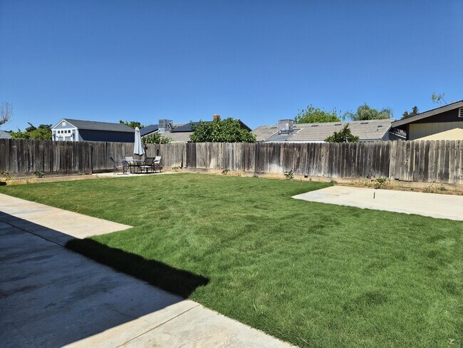 Building Photo - 376 E Sycamore Ave