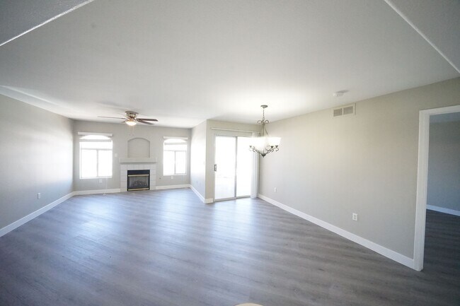 Building Photo - 4555 E Sahara Ave