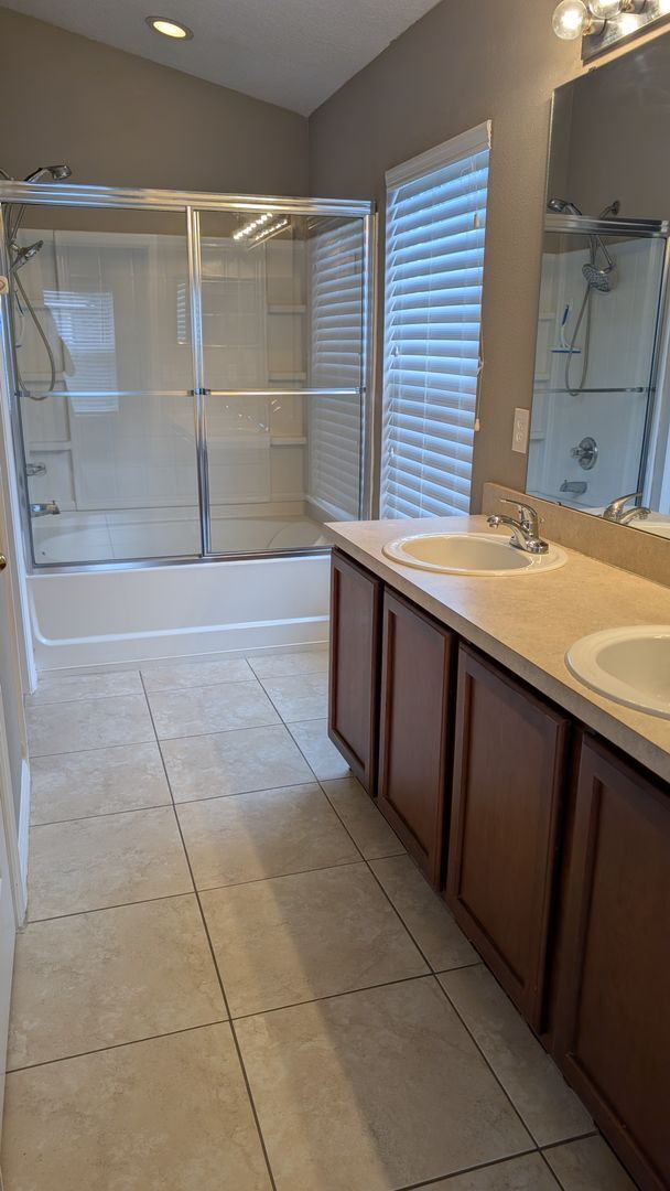 Building Photo - Two Bedrooms with floor plan at the same l...