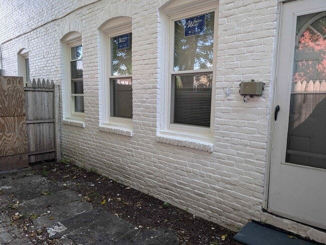 Building Photo - 904 Westcoat Pl