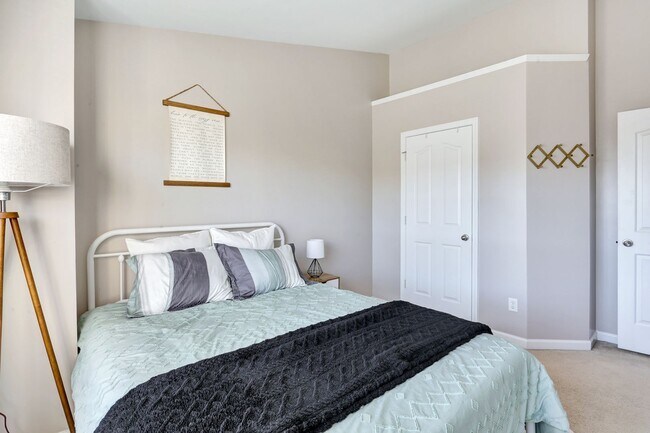 Building Photo - Charming 3 BD - 2.5 BA townhome located so...