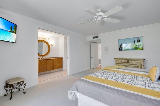 Building Photo - 1222 Hillsboro Mile